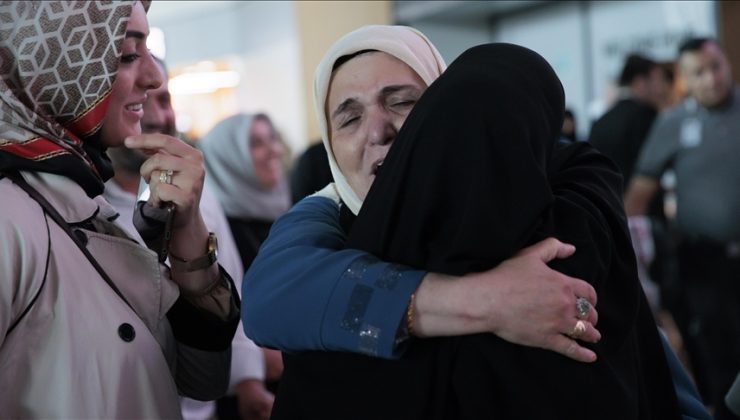 Yurda dönen ilk hacı kafilesi İstanbul Havalimanı’nda gözyaşlarıyla karşılandı