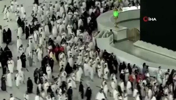 Beytullah’a yüz sürmek tarih oldu Pandemi nedeniyle Kabe’nin önüne bariyer çekildiCennet taşı Hacer’ül Esved ile mültezeme artık dokunulmayacak