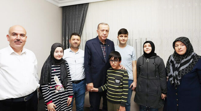 Cumhurbaşkanı Erdoğan, görme engelli hafız Ravzanur’u evinde ziyaret etti