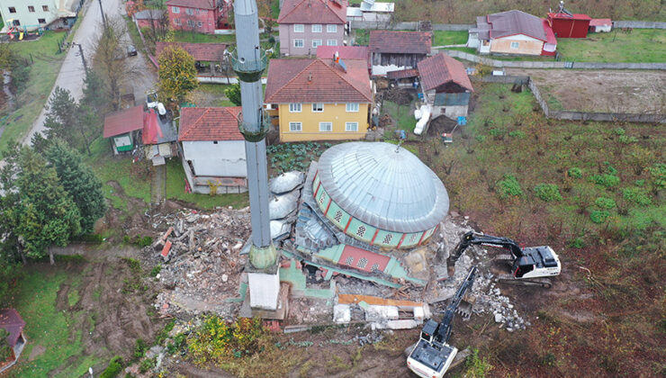 Düzce’de depremde hasar gören Sarıdere Köyü Camii yıkılıyor