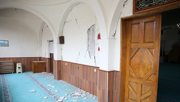 Düzce’deki depremde Gölyaka Fatih Camii hasar gördü