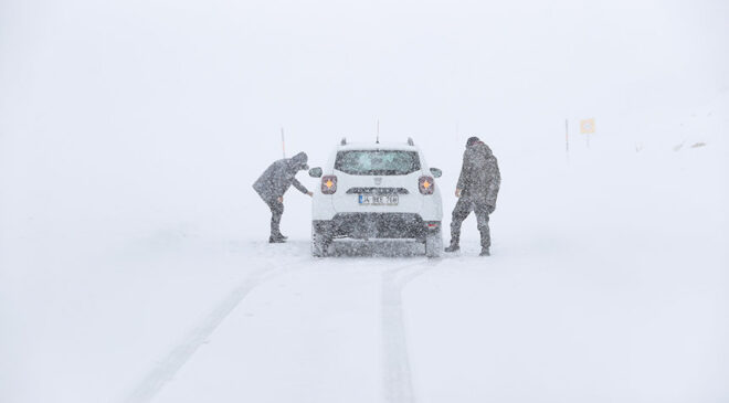 Van ve Hakkari’de kar etkili oldu