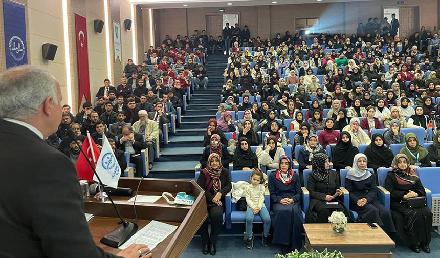Gaziantep’te-‘Çağrısı-Çağını-Kuracak-Bir-Gençlik’-konulu-konferans03