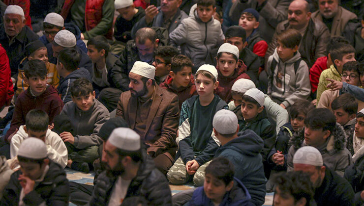Gençler sabah namazında camiye akın etti
