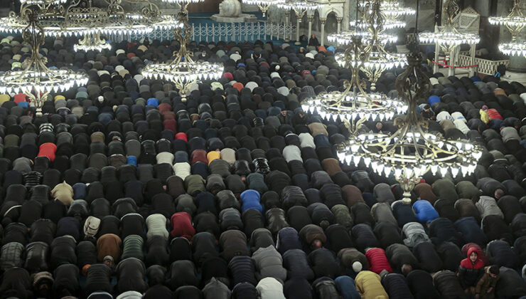 Aileler 2023’ün ilk sabah namazında Ayasofya’da huzura durdu
