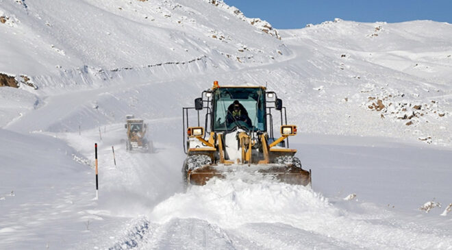 Van’da kar nedeniyle kapanan yollar açıldı