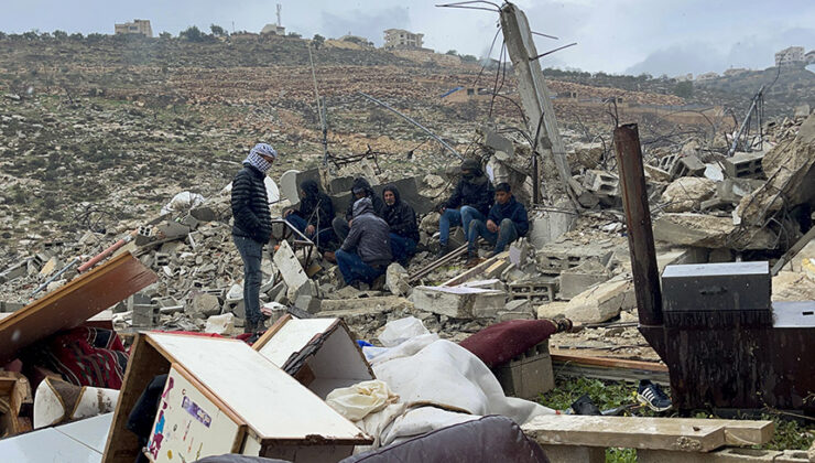 İşgalciler Filistinlilere ait iki evi yıktı