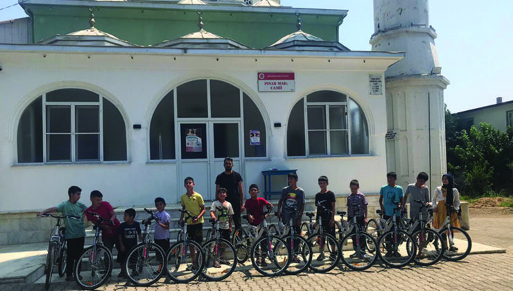 40 Gün Sabah Namazına gelen çocuklara bisiklet hediye edildi