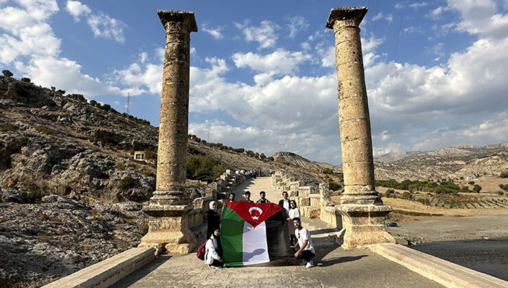 Gençler, tarihi Cendere Köprüsü’ne Filistin bayrağı astı