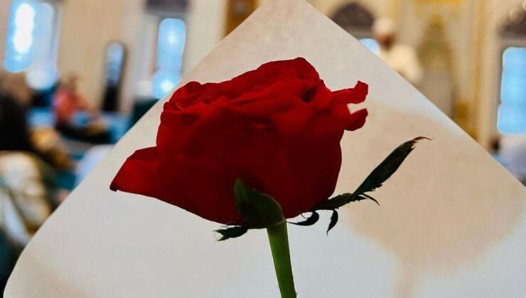 Tokyo Camii’nde Hz. Peygamber anısına gül dağıtıldı