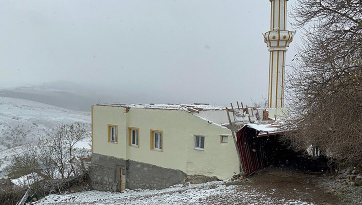 Çankırı’da şiddetli rüzgar cami çatısını uçurdu
