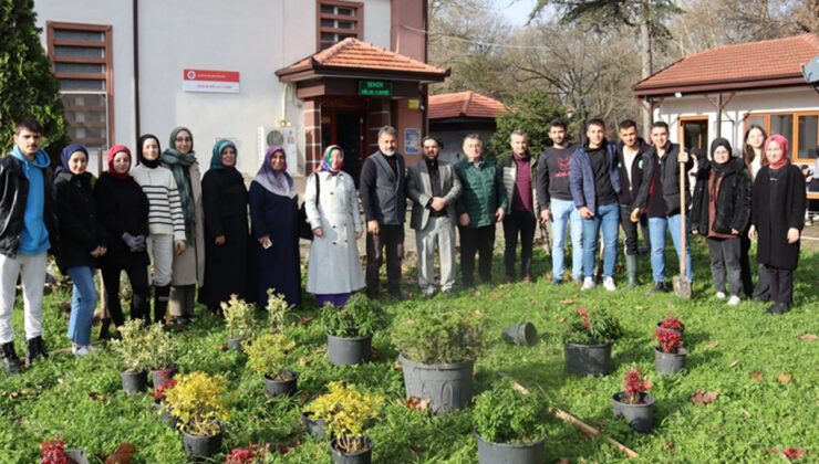 Adapazarı’nda duyarlı gençler camileri güzelleştiriyor