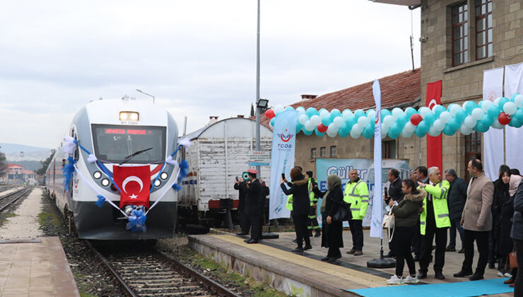 Burdur’da 15 yıllık aranın ardından tren seferleri “Güller Ekpresi”yle başladı