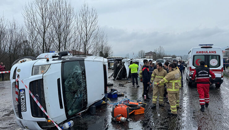 Bartın’da işçi servislerinin çarpıştığı kazada 1 kişi öldü, 27 kişi yaralandı