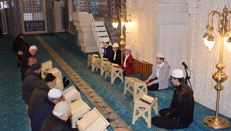 Genç hafızlar, mukabele geleneğini sürdürüyor