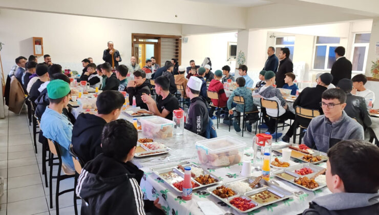 Müftü Bayram, hafızlarla iftarda buluştu