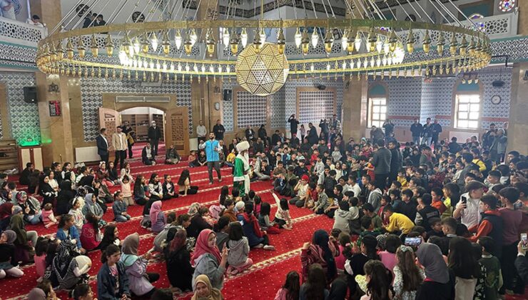 Kaman’da teravih namazına gelen çocuklara ödülleri verildi