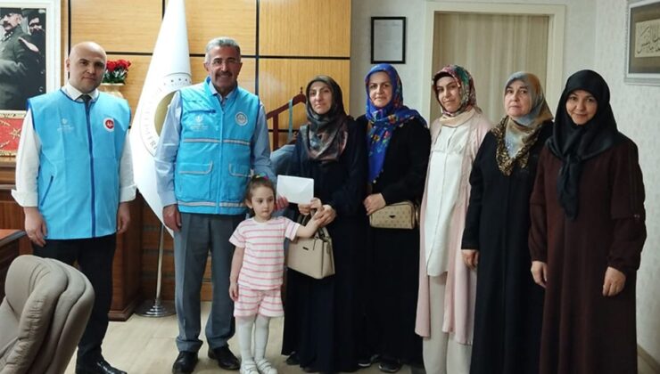 Kur’an kursu öğrencileri Afrika’da su kuyusu açmak için bağışta bulundu