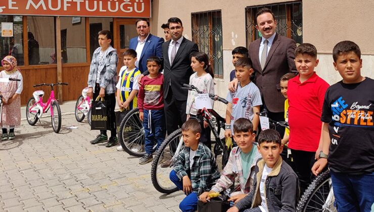 Müftülükte çocuklara bisiklet hediye edildi