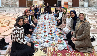 Üniversiteli gençler Fethiye Medresesinde iftar sevinci yaşadı