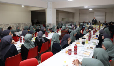 Vali Çakır, hafızlık öğrencileriyle iftarda buluştu