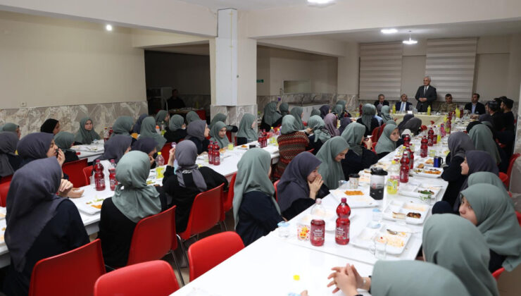 Vali Çakır, hafızlık öğrencileriyle iftarda buluştu