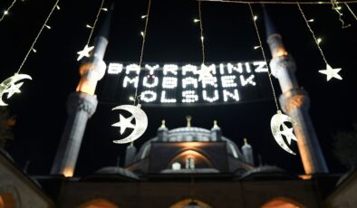 Valide-i Cedid Camii’ne Ramazan Bayramı öncesinde mahya asıldı