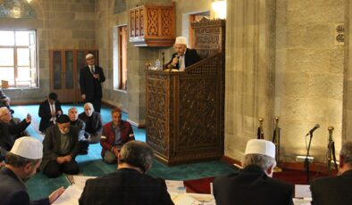 Erzurum’da din görevlileri Kur’an-ı Kerimi en güzel şekilde okumak için yarıştı