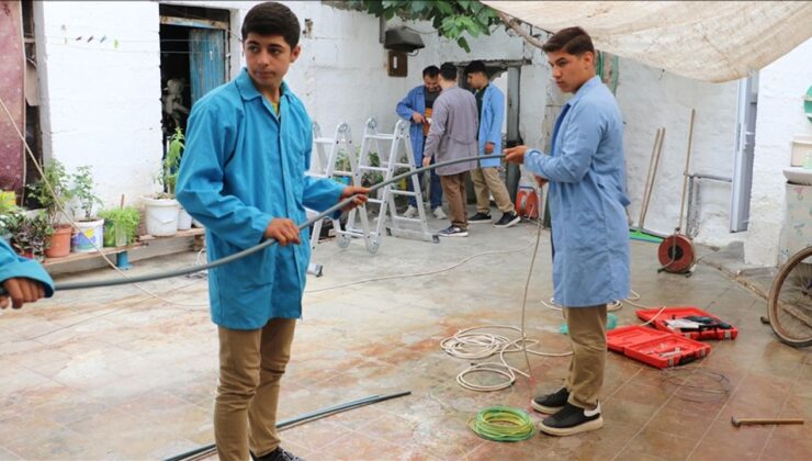 Kilis’te meslek lisesi öğrencileri ihtiyaç sahiplerinin evlerini yeniliyor