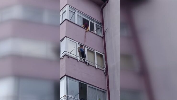 Sivas’ta balkon penceresi ile demir korkuluk arasında mahsur kalan çocuğu itfaiye kurtardı