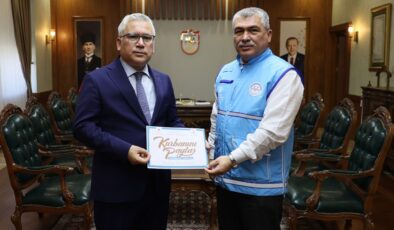 Sivas Valisi Yılmaz, kurbanını TDV’ye verdi