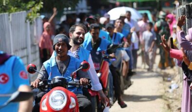 Türkiye Diyanet Vakfı, Endonezya’nın fakir köylerine kurbanlıkları motosikletlerle ulaştırıyor