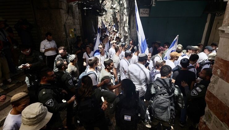 Yüzlerce fanatik işgalci Yahudi, Mescid-i Aksa’ya baskın düzenledi