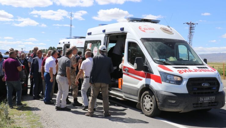 Ağrı’da 2 otomobilin çarpıştığı kazada 13 kişi yaralandı