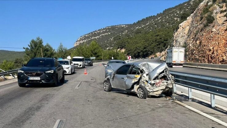 Antalya’da üç aracın karıştığı kazada 1 kişi öldü, 1 kişi yaralandı