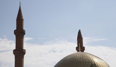 Bitlis’te cami minaresine yıldırım düştü, müezzin yaralandı