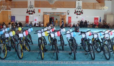 Malatya’da yetimlere bisiklet hediye edildi