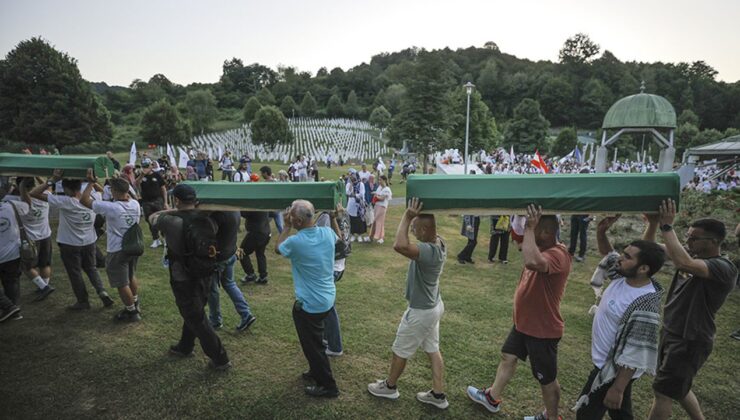 Srebrenitsa soykırımında katledilen 14 kurbanın cenazeleri defnedileceği anıt mezarlığa taşındı