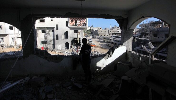 Katil İsrail’in Gazze’de okula düzenlediği saldırıda 16 kişi şehit oldu