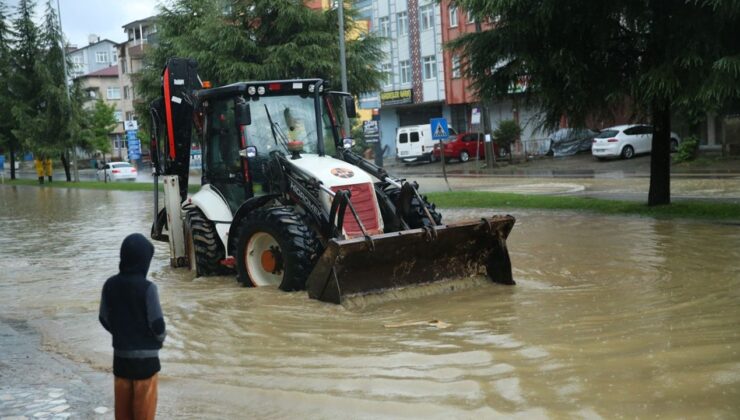 Ordu’nun Altınordu ilçesinde şiddetli yağış su baskınlarına neden oldu