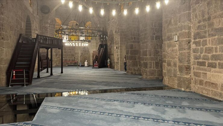 Tarihi Şehzade Korkut Camii’nin halıları Demirci’de dokundu