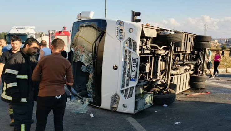 Tekirdağ’da servis midibüsü ile hafif ticari aracın çarpıştığı kazada 12 işçi yaralandı
