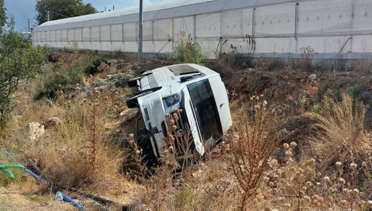 Antalya’da şarampole devrilen tur minibüsündeki 13 kişi yaralandı