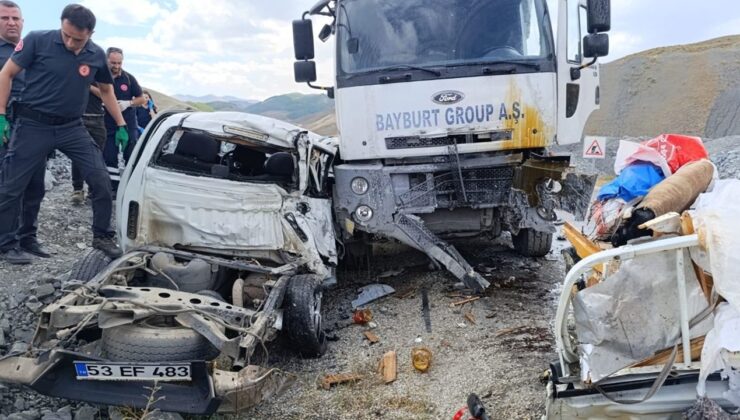 Erzurum’da hafriyat kamyonu ile pikabın çarpıştığı kazada 3 kişi öldü, 2 kişi yaralandı