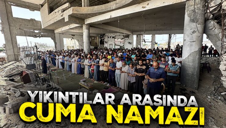 Gazzeliler cuma namazını katil İsrail’in hedef aldığı caminin enkazında kıldı