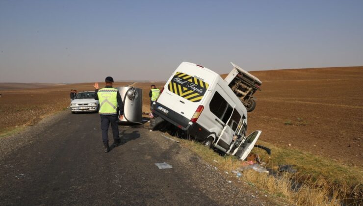 Diyarbakır’da 3 aracın karıştığı kazada, 15’i öğretmen 17 kişi yaralandı