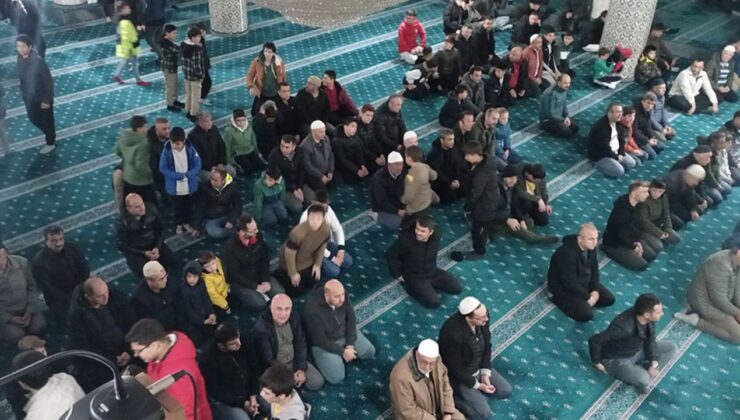 Gediz’de öğrenciler sabah namazında buluştu