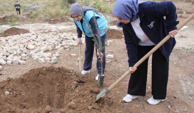 Antalya’da kız öğrenciler, yangından zarar gören bahçeye fidan dikti