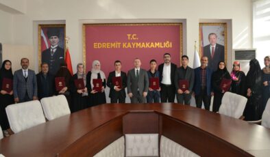 Edremit Kaymakamı Erdem, hafızlara belgelerini verdi