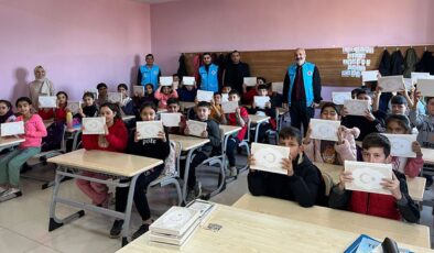 Mardin’de öğrencilerin hediyesi Kur’an oldu
